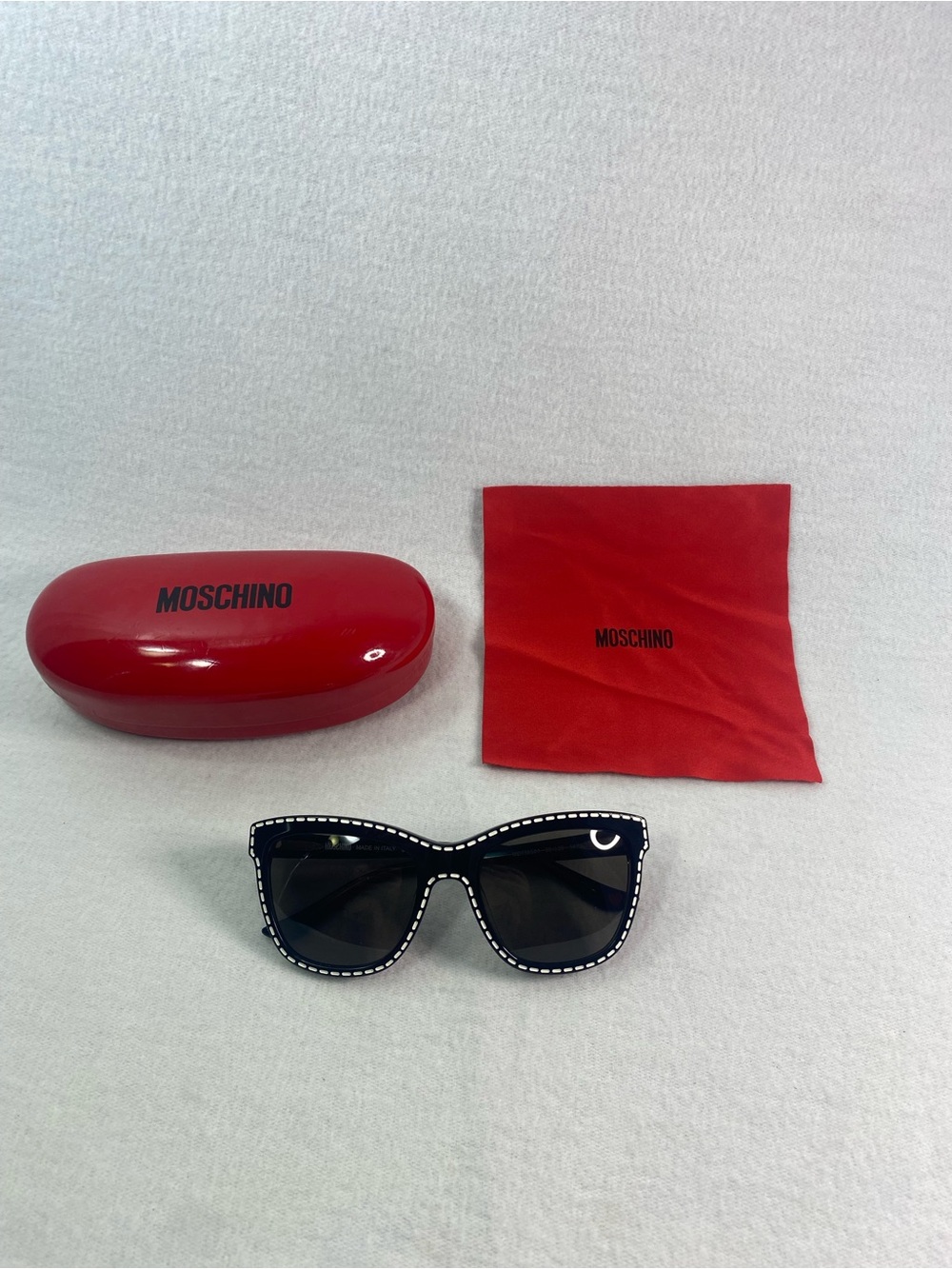 Moschino MO759S01SA Cat Eye Sunglasses Black White Stitch 55-20-140 & Red Case